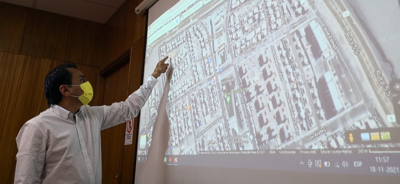 Gobernador con plano digital de la región.jpg